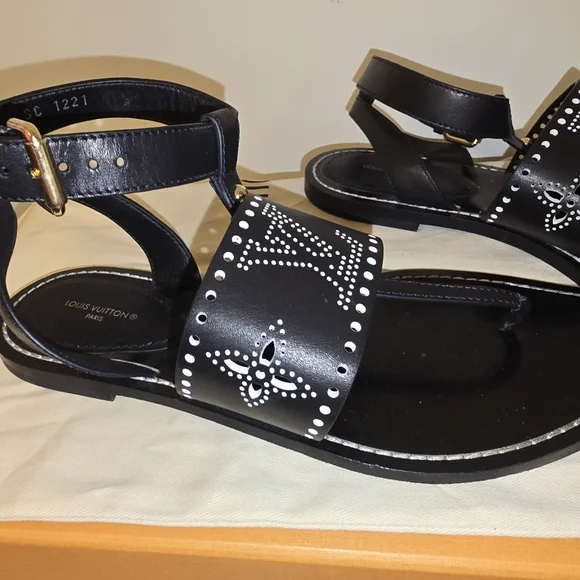 Louis Vuitton Women's Horizon Flat Sandals Perforated Leather Size 40 - Picture 2 of 7